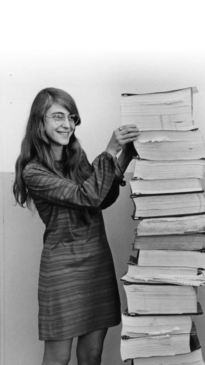 Margareth Hamilton à côté du programme informatique de la mission Apollo
